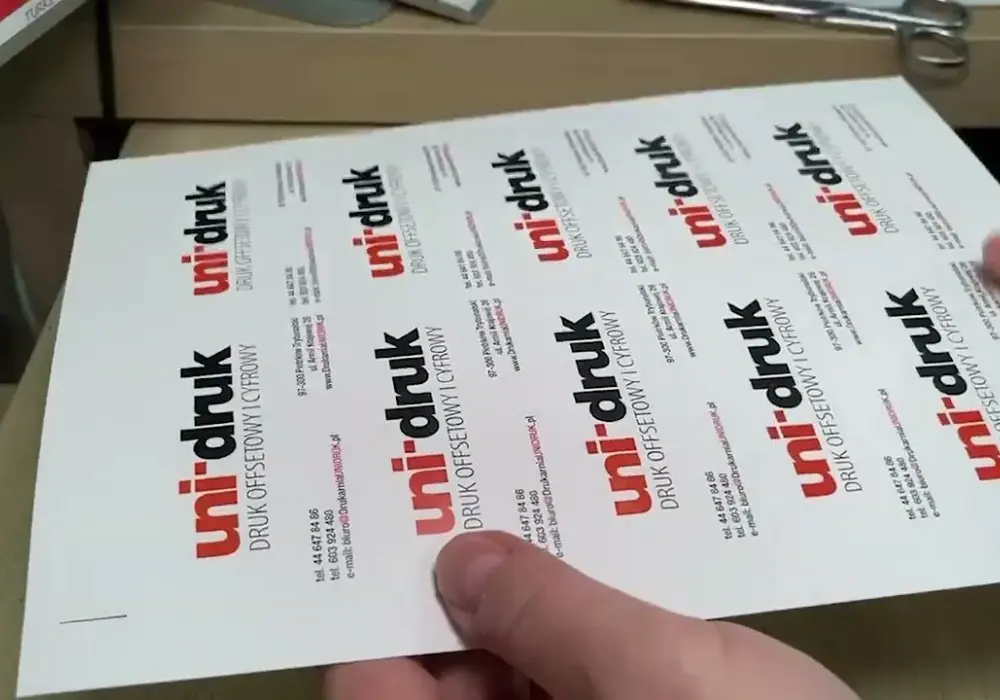 Jak drukować wizytówki: proste kroki do profesjonalnego efektu
