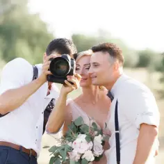 Ile bierze fotograf? Poznaj zaskakujące stawki w Polsce