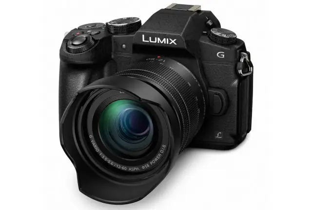 Czarny aparat Lumix G z obiektywem. Zastanawiasz się, ile kosztuje aparat tej klasy?